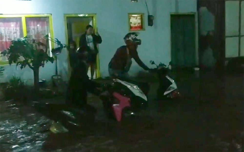 Sejumlah pengendara yang nekat menerobos banjir akhirnya harus menuntun motornya karena mogok.