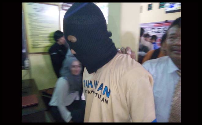 Tersangka penyebar video porno saat dikeler di Mapolres Tuban. foto: SUWANDI/ BANGSAONLINE