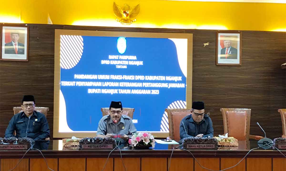 Ketua DPRD Nganjuk, Tatit Heru Tjahjono, saat memimpin rapat paripurna.