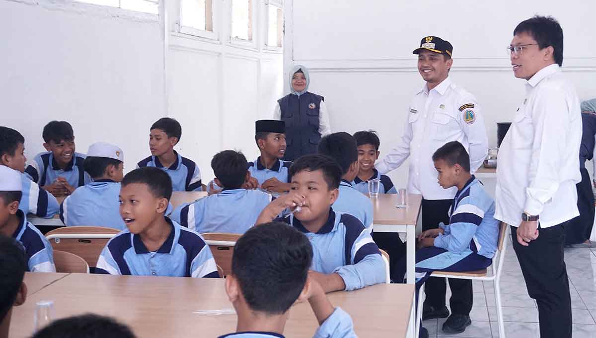 Wali Kota Pasuruan, Adi Wibowo, saat mendampingi tim BPK RI di SRMP 28.