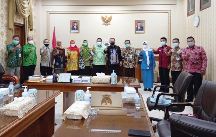 Bupati Jember Hendy Siswanto bersama jajaran Pemkab Jember usai mengikuti zoom meeting.