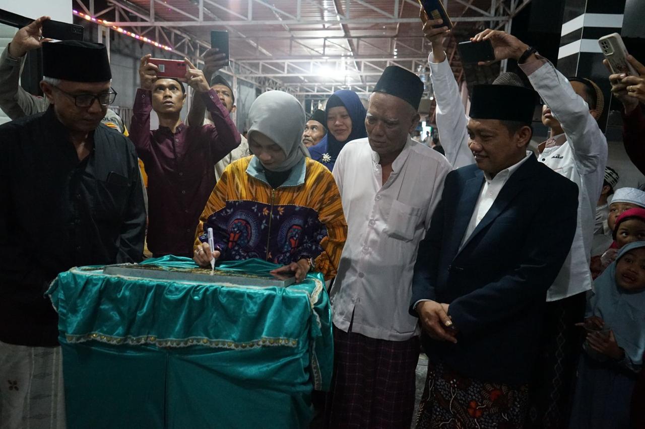 Wali Kota Kediri Vinanda Prameswati saat menandatangani prasasti. (Ist).