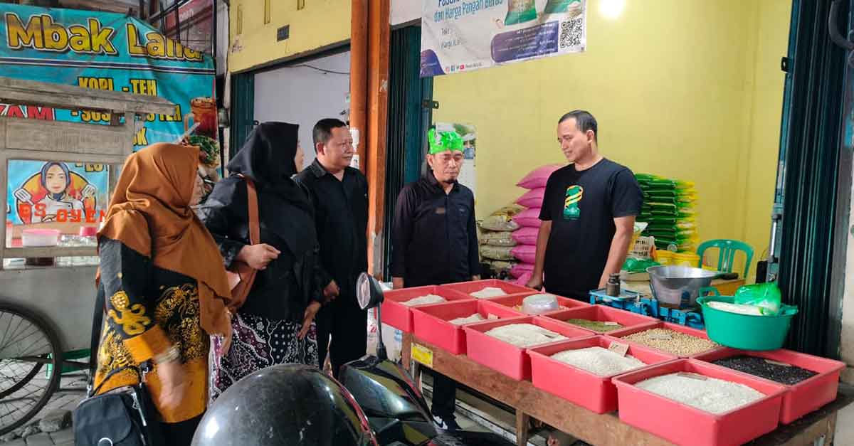 Peninjauan yang dilakukan Kepala Disperindag Lamongan, Anang Taufik, di Pasar Sidoharjo. 