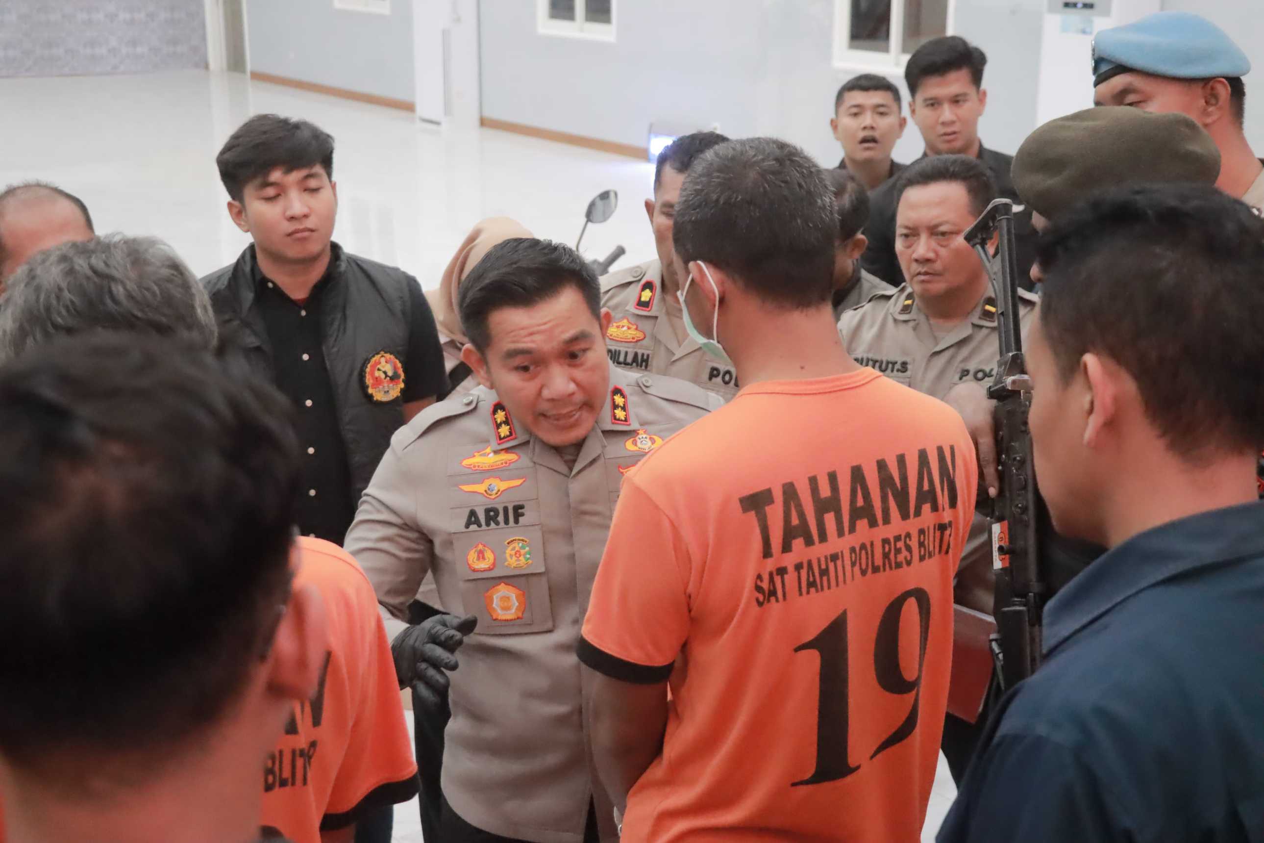 Pelaku saat dihadirkan di konferensi pers Polres Blitar