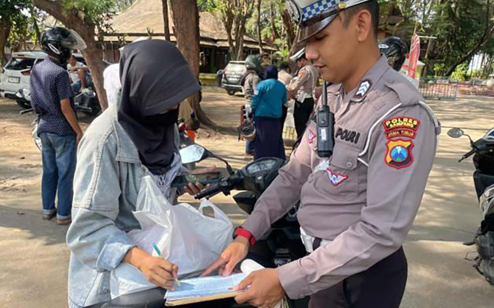 Tim gabungan saat menggelar operasi di Jalan Raya Camplong, tepatnya kawasan wisata Camplong, Rabu (13/8/2025). Sebanyak 115 kendaraan terjaring razia. 