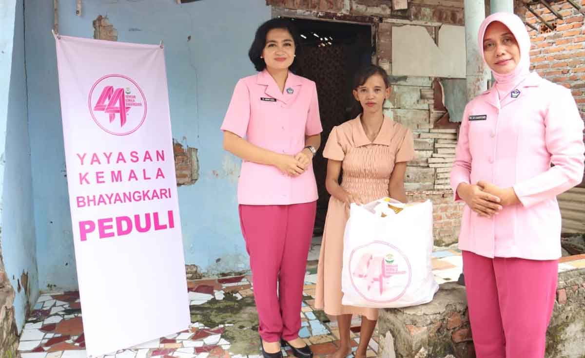 Yayasan Kemala Bhayangkari Cabang Mojokerto Kota saat membagikan sembako untuk masyarakat.
