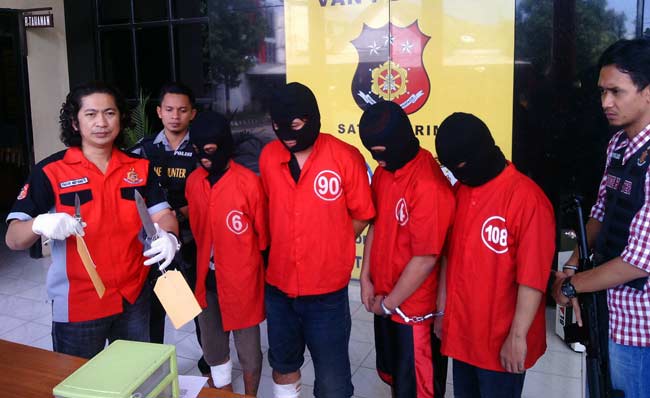 Polisi menunjukkan Lima tersangka kasus pengeroyokan. 