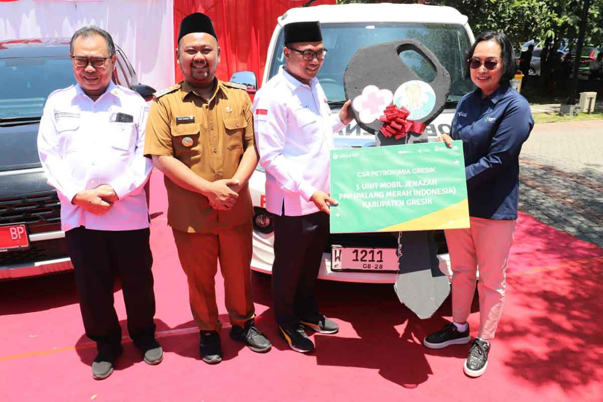 Direktur Operasi dan Produksi Petrokimia Gresik, Digna Jatiningsih menyerahkan bantuan mobil jenazah kepada Ketua PMI Kabupaten Gresik, Achmad Nadlir. Foto: SYUHUD/BANGSAONLINE.com