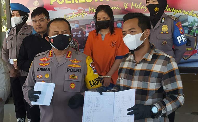 Kapolresta Banyuwangi Kombes Pol Arman Asmara Syarifuddin menunjukkan barang bukti berupa buku tabungan dan rekapan investor yang menyetorkan uangnya.