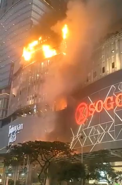 Tunjungan Plaza 5 Jalan Basuki Rachmat Surabaya saat dilalap api, Rabu (14/4/2022) sore. Foto: ist