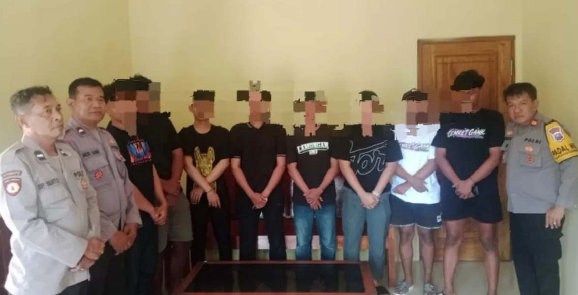 Delapan terduga pelaku saat diamankan di Mapolsek Karanggeneng