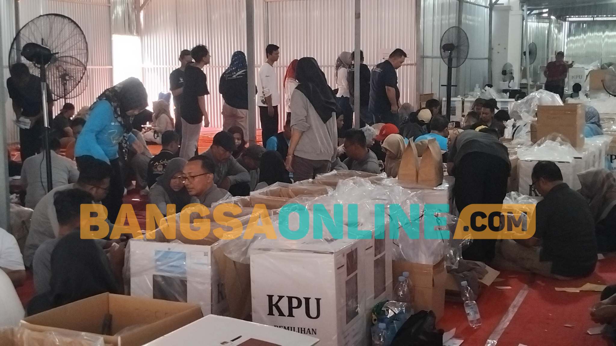 Kegiatan setting, checking dan packing logistik Pilkada serentak 2024 di KPU Kabupaten Madiun. Foto: Hendro Suhartono/BANGSAONLINE