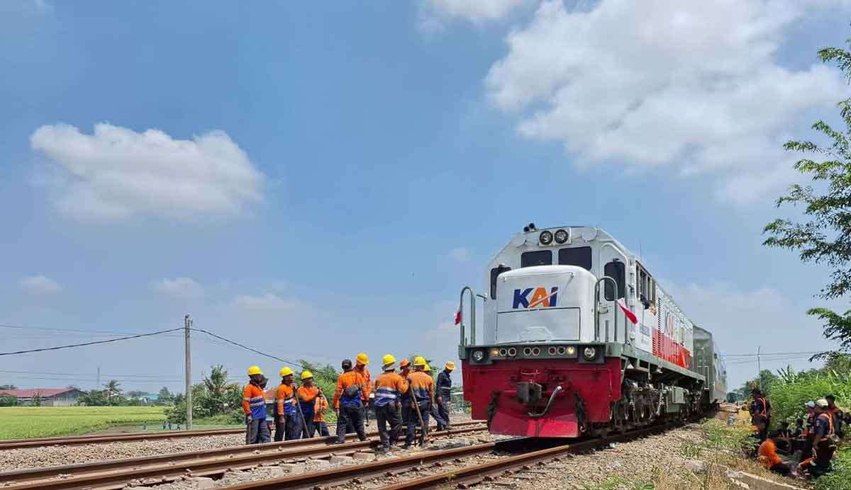 Salah satu kereta api yang sedang dalam proses perbaikan. Foto: KAI