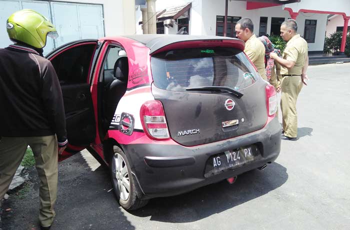 Mobil pelaku yang digunakan untuk menjarah helm di kantor Pemkab lama Blitar.
