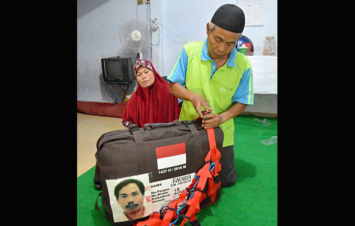 Radiuddin mengemasi barang-barangnya untuk bekal ke Tanah Suci.