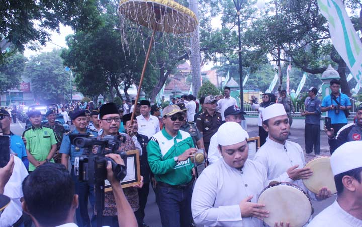 Piala Adipura saat diarak Bupati Pasuruan Irsyad Yusuf.