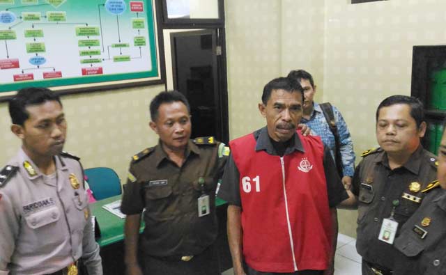 Tersangka, Ladika Sabakti (pakaian rompi merah) saat hendak dijebloskan ke tahanan Lapas kelas II A Sidoarjo. foto: NANANG ICHWAN/ BANGSAONLINE