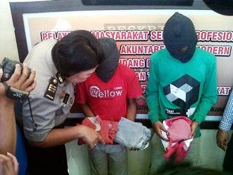 ?Dua pelaku diberi pengarahan Kasubag Humas Polres Pelabuhan Tanjung Perak AKP Lily Djafar. Foto:rusmiyanto/BANGSAONLINE