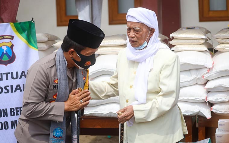 Kapolda Jawa Timur, Irjen Pol Dr. Nico Afinta disambut Pengasuh Pondok Pesantren Lirboyo, KH. Kafabihi Mahrus.
