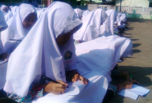 Para siswa-siswi mengikuti lomba menulis surat kepada Presiden Jokowi.