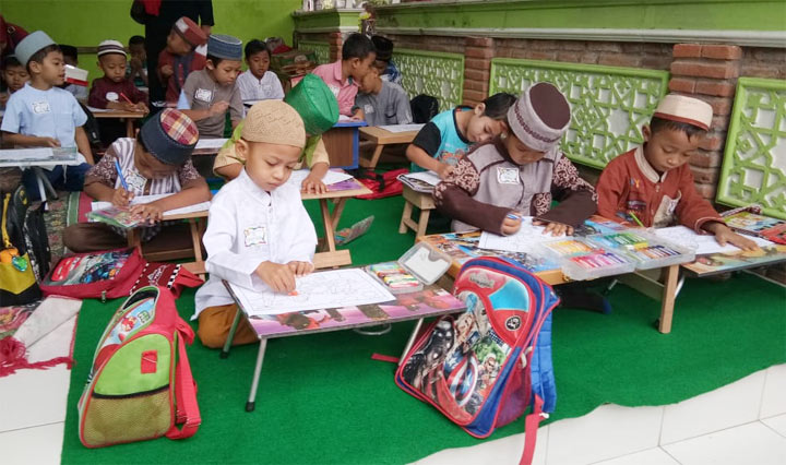 Peserta lomba mewarnai yang digelar Yayasan Alfath Bagi Umat (YABU) dalam rangka memperingati Maulid Nabi.