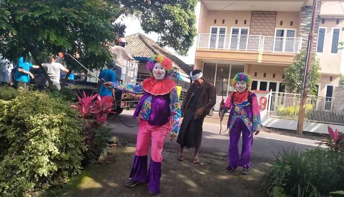 Warga Desa Junrejo secara mandiri melakukan gerakan pemberantasan sarang nyamuk di RW 05 desa setempat.