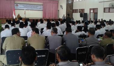 Suasana pelantikan PPK se-Tuban di gedung KSPKP Tuban. (foto: suwandi/BANGSAONLINE)