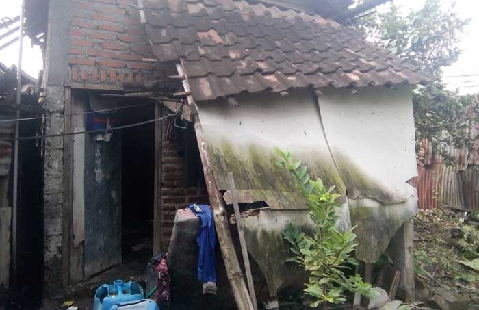 Salah satu rumah tak layak huni yang bakal mendapat bantuan dana pemugaran rumah dari Pemkab Gresik. foto: SYUHUD/ BANGSAONLINE