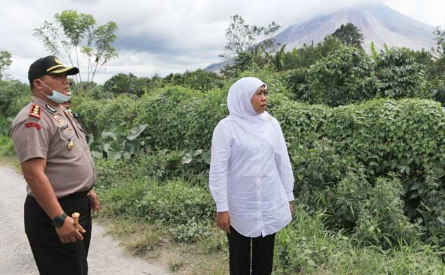 Menteri Sosial Khofifah Indar Parawansa (kanan) didampingi Kapolres Karo AKBP Pangasian Sitio (kiri) meninjau lokasi Gunung Sinabung, Karo, Sumatera Utara, Senin (23/5).