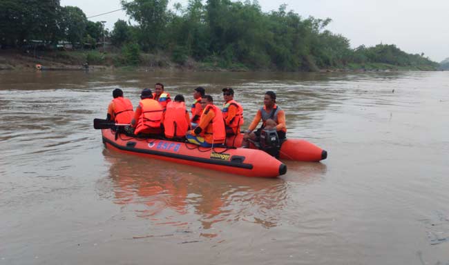 Tim SAR BPBD Bojonegoro melakukan pencarian lanjutan jasad Aril pagi tadi. foto: EKY NURHADI/ BANGSAONLINE