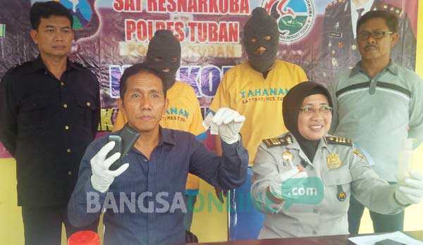 Dua pelaku beserta barang bukti saat diamankan di Mapolres Tuban. foto: suwandi/ BANGSAONLINE