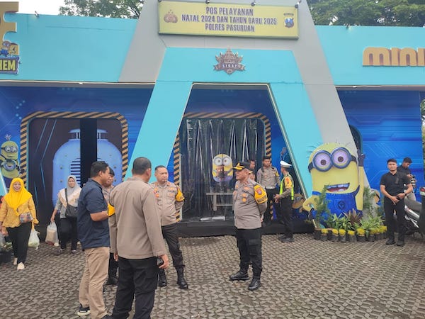 Kapolres Pasuruan AKBP Teddy Candra didampingi Para PJU Polres Pasuruan saat meninjau pos pelayanan.  Foto: M Andy Fachrudin/BANGSAONLOINE