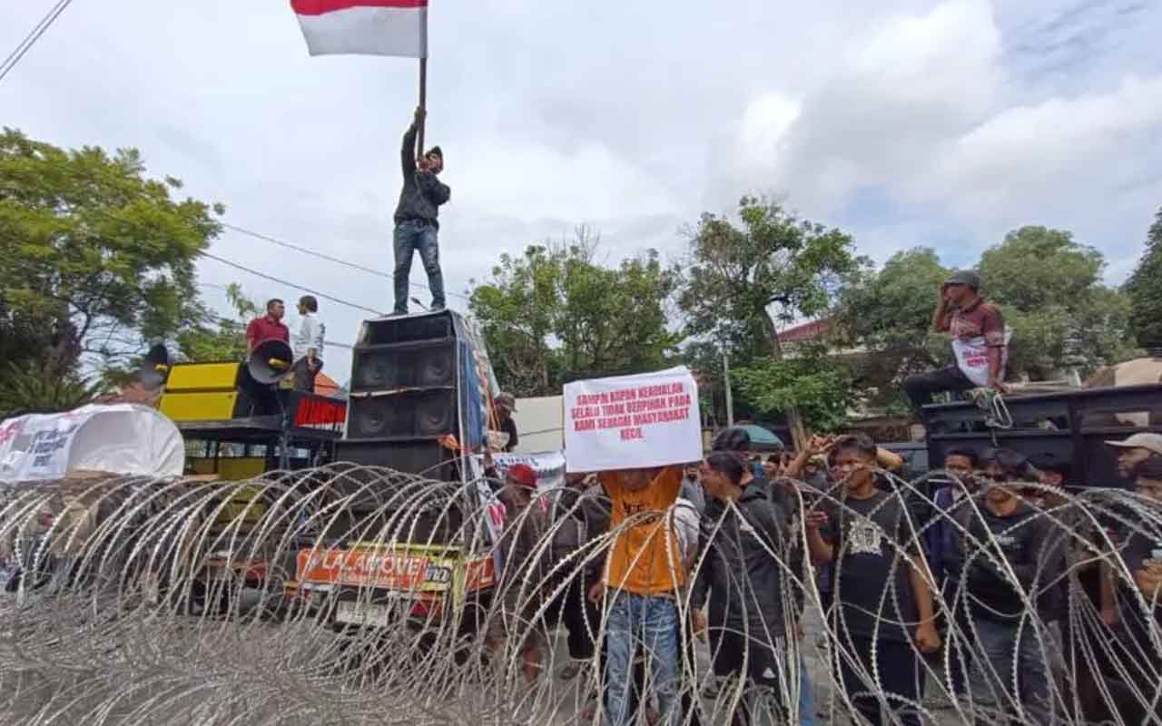 Aksi Demo di depan Balai Kota Surabaya yang menolak relokasi RPH Pegirian. Foto: Suara Surabaya.