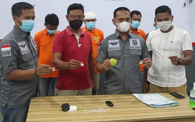 Petugas menunjukkan barang bukti sabu beserta bola tenis yang digunakan untuk mengelabui petugas.
