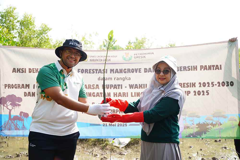 VP Lingkungan PG, Bagus Eka Saputra (kiri) secara simbolis menyerahkan bibit mangrove kepada Kepala DLH Gresik Sri Subaidah. (Ist)