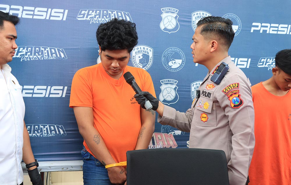 Salah satu pelaku saat dimintai keterangan oleh Kapolres Gresik AKBP Rovan Richard Mahenu (kanan). Foto: Ist.
