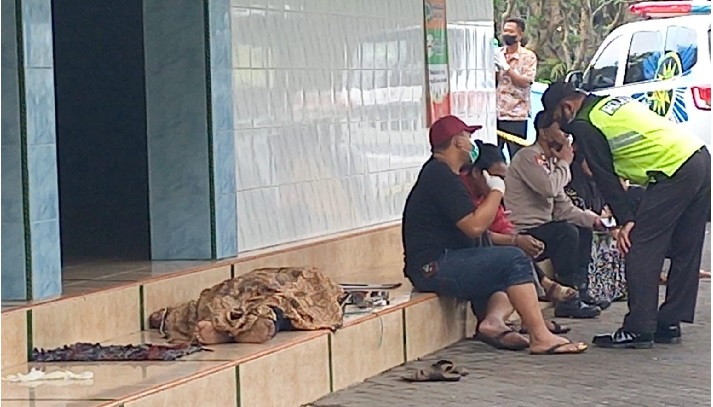 Jenazah terbaring di teras musala areal Makam Mbah Sayyid Sulaiman, Betek, Mojoagung, Jombang sebelum dievakuasi. 