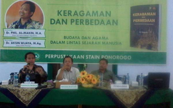 Para nara sumber saat bedah buku Keragaman dan Perbedaan, di Perpustakaan STAIN Ponorogo. foto: yahya/ BANGSAONLINE
