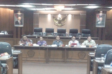 PAPARAN - Direksi Terpilih PDAM Delta Tirta Sidoarjo saat paparan visi-misi di depan sejumlah anggota DPRD Sidoarjo, di Gedung DPRD Sidoarjo, Selasa (23/12/2014). foto: musta