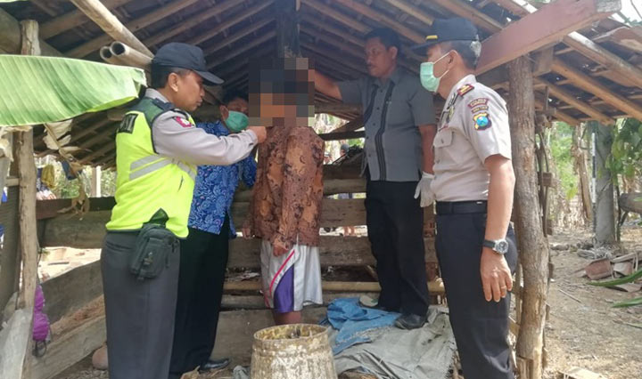 Kapolsek Ngrayun Iptu Suroso bersama anggotanya saat mengevakuasi jasad PN.