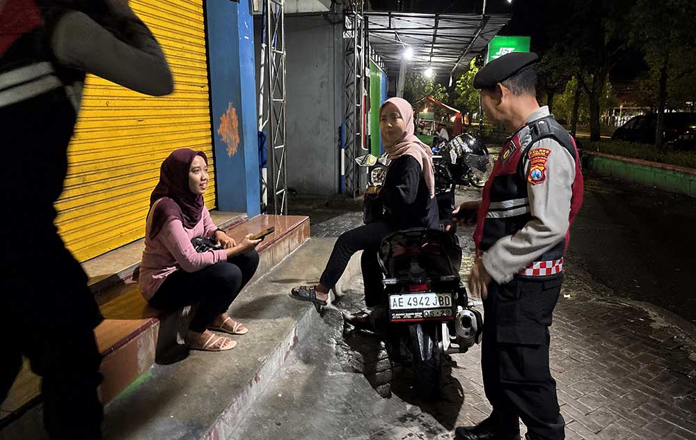 Anggota Polres Ngawi saat melakukan patroli di beberapa titik dalam kota.