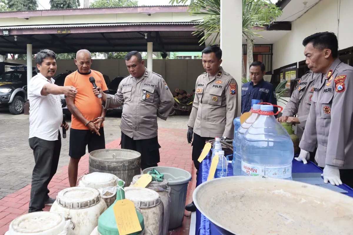 Produksi Miras Ilegal, Lansia di Malang Ditangkap Polisi
