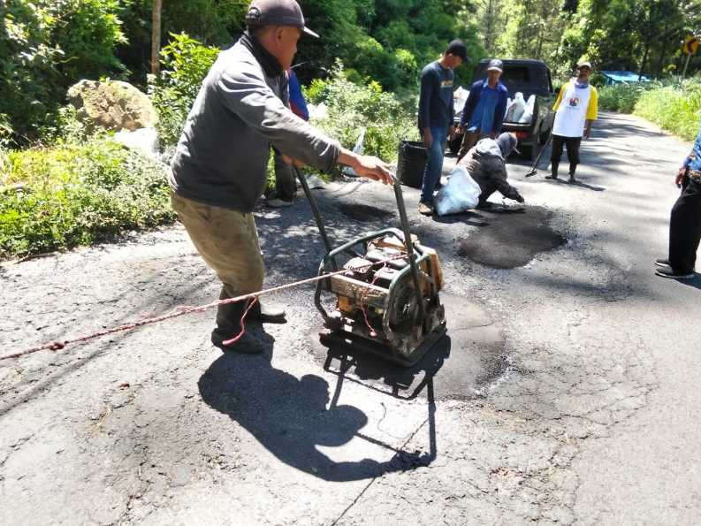 Proses penambalan di salah satu ruas jalan Kota Batu