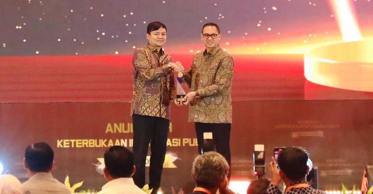 Kabiro Humas dan Protokol Kementerian ATR/BPN, Shamy Ardian, saat menerima penghargaan.