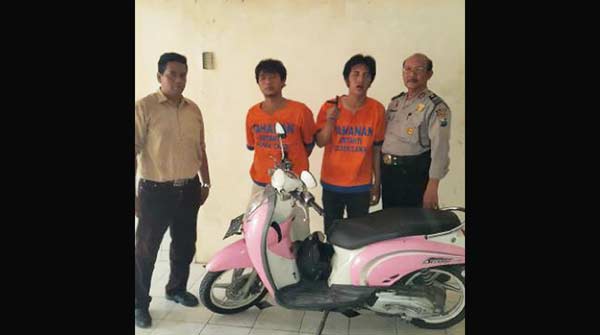 Pelaku saat diamankan di Mapolsek Candi beserta barang bukti. foto: catur andi/ BANGSAONLINE