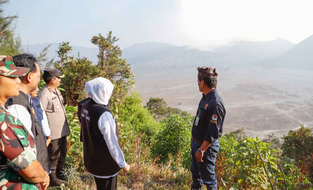 Gubernur Khofifah saat meninjau kebakaran hutan dan lahan di Lembah Watangan atau biasa dikenal dengan sebutan Bukit Teletubbies.
