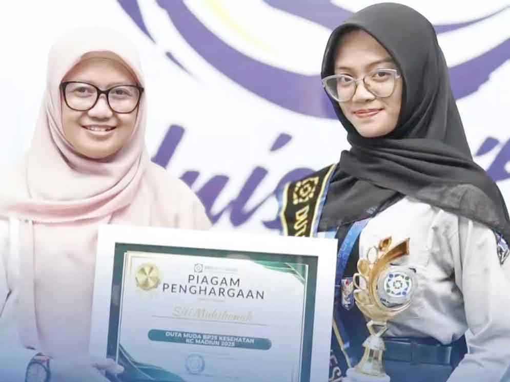 Kepala BPJS Kesehatan Cabang Madiun, Wahyu Dyah Puspitasari, menyerahkan piagam penghargaan kepada Siti Muhshonah, Duta Muda BPJS Kesehatan Cabang Madiun. (Ist)
