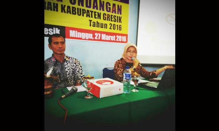 Wakil Ketua DPRD Gresik, Nur Saidah saat menjelaskan terkait Perda kawasan tanpa rokok. foto: syuhud/ BANGSAONLINE