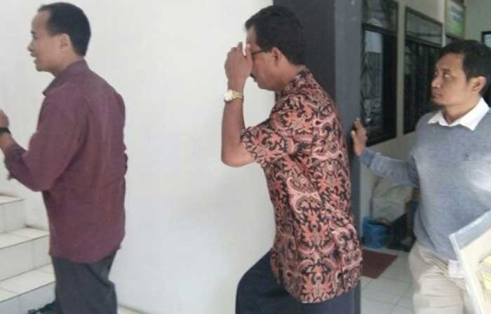 Kades Soso (tengah) saat menjalani pemeriksaan di Kejaksaan Negeri Blitar, beberapa waktu lalu.