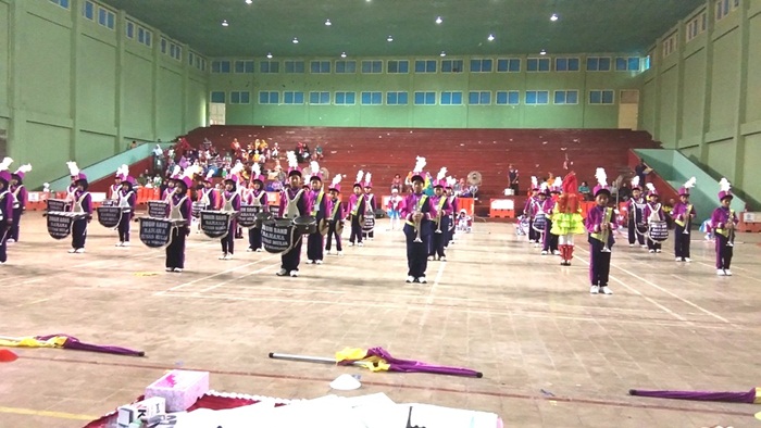 Salah satu peserta lomba Drum Band pelajar SD saat menunjukkan kebolehannya, pada Kejurkab Drum band 2018. Foto: BAMBANG/ BANGSAONLINE